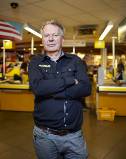 Kees Vlaanderen, eigenaar van een Jumbo-supermarkt in Diemen-Zuid, investeerde al meer dan een ton om winkeldieven buiten de deur te houden
