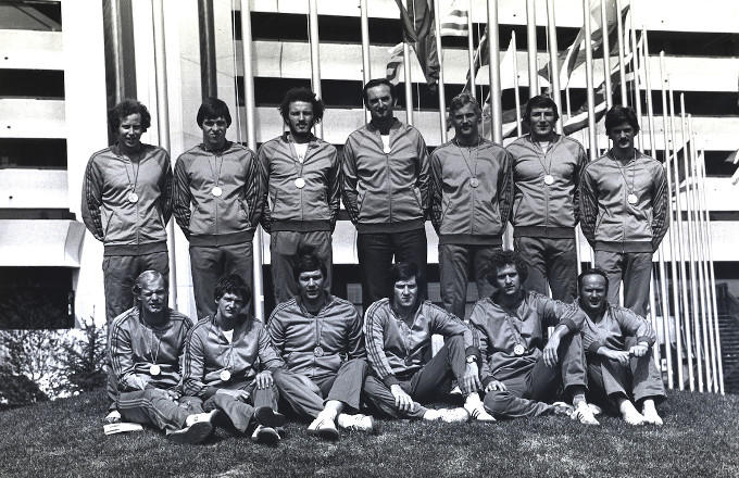 De Nederlandse Olympische waterpoloploeg uit 1976. Op de onderste rij, uiterst links, Gijze Stroboer