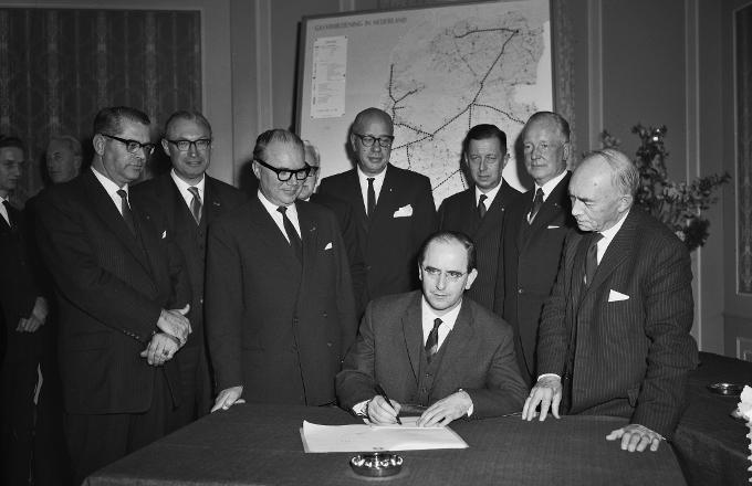 In 1963 is de GasUnie een feit. Minister de Pous van Economische Zaken tekent de notariële akte die daarvoor nodig is