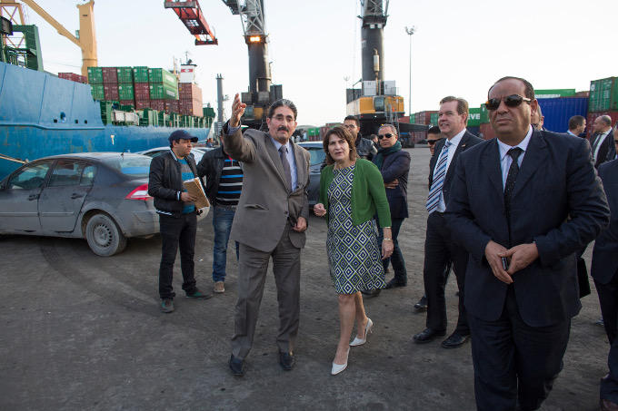 Minister Ploumen bezoekt tijdens een handelsmissie naar Tunesië het havenbedrijf van Tunis