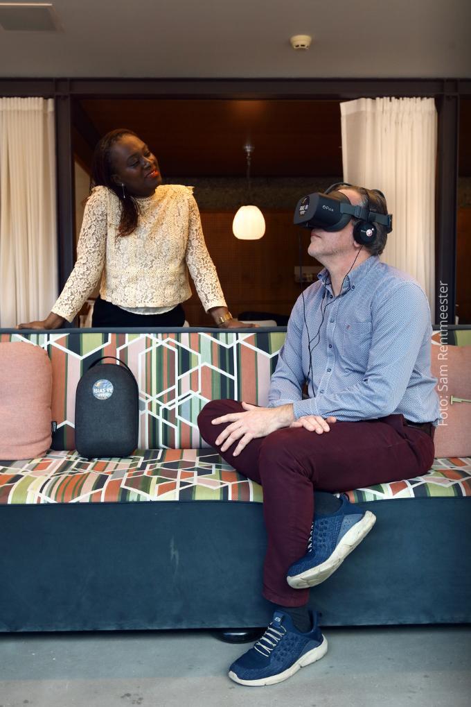 Anita Abaisa (IBias VR): 'Zodra je een VR-headset opdoet, dan denkt je brein dat jij in die wereld zit. Je bent geen toeschouwer meer, maar deelnemer.’ Rechts op de foto redacteur Pascal Theunissen.