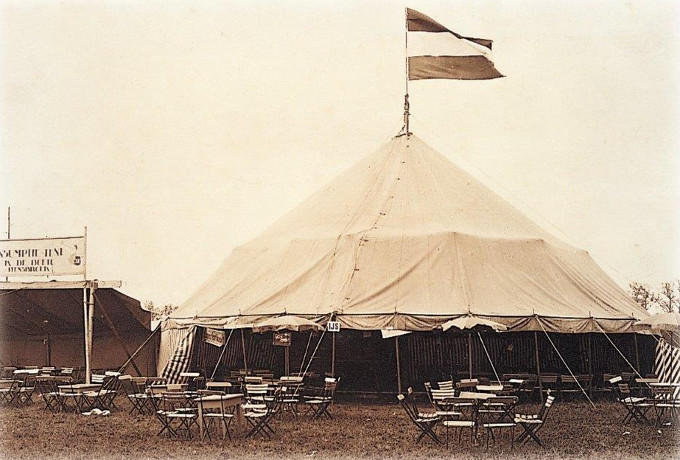 De eerste tent van Klaas de Boer, gekocht van het Italiaanse circus Olympia
