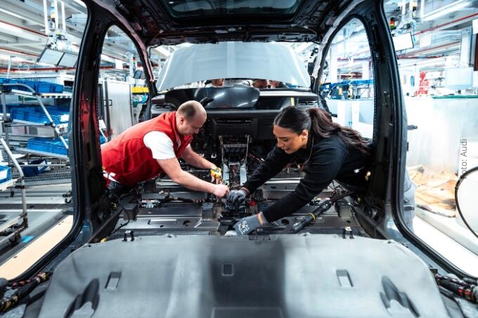 Ook in andere Europese landen, bijvoorbeeld in Duitsland, wordt hard gewerkt aan de productie van elektrische auto's. Hierboven wordt de Audi Q6 e-tron in elkaar gezet