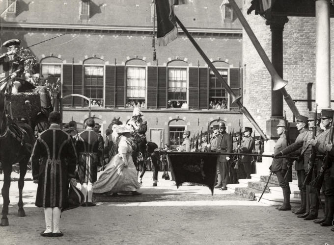 Prinsjesdag 1915: koningin Wilhelmina loopt naar de Ridderzaal voor opening van het parlementaire jaar