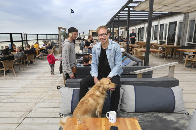 Bij strandpaviljoen (paal) Twaalf op Texel, ‘een strandtent die wordt gerund door een jonge ondernemer die zich probeert te onderscheiden van de massa met bijzondere activiteiten en ‘eerlijke’ producten.’