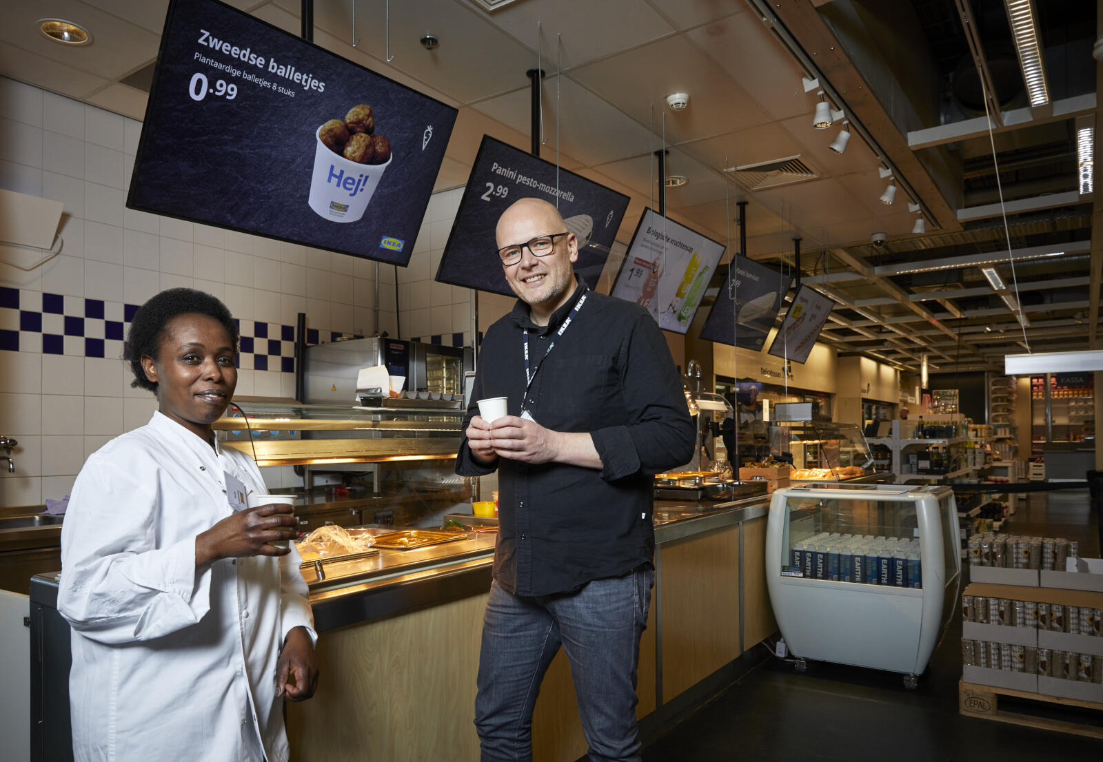Links: De Oegandese Sarah Asiimwe Mutabazi (43) startte eind 2021 met het IKEA-vluchtelingenprogramma en is nu in vaste dienst als co-worker IKEA Food in Haarlem. Rechts: Ceo Paul de Jong.