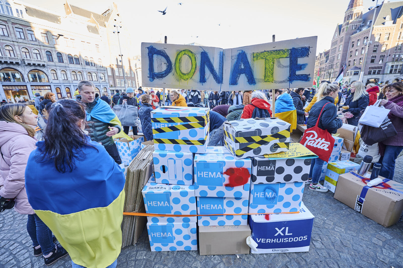 Op de Dam in Amsterdam protesteren zo'n 15.000 mensen tegen de inval van Rusland in de Oekraïne. Ook worden er spullen ingezameld.