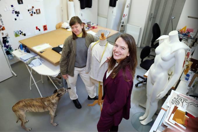 Bij de Rotterdamse modeontwerper Joline Jolink en hond Zoef, met een nieuw jasje dat van vlas uit Nederland is gemaakt. ‘Duurzaam en innovatief. Dat inspireert.’