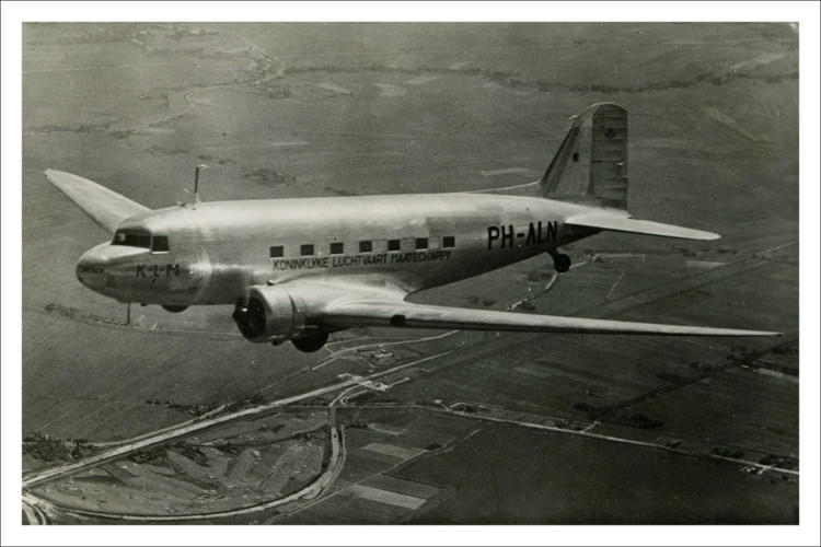 De aardbeien worden vervoerd in de KLM DC-3 PH-ALN, ook wel 'Nandoe' genoemd