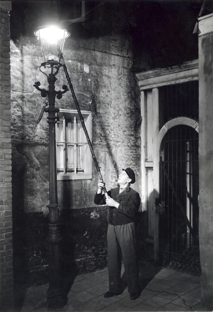 Het is 1953. In de Amsterdamse Jordaan steekt een lantaarnopsteker op zijn ronde de gaslampen aan