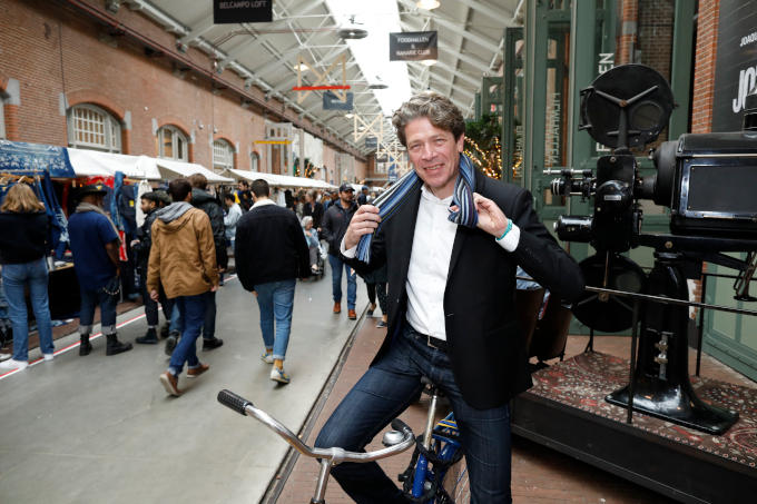 In De Hallen in Amsterdam, ‘ondernemerschap ingebed in de omgeving’. Op een OV-fiets, ‘want dat vind ik ook een voorbeeld van innovatief ondernemerschap’ 