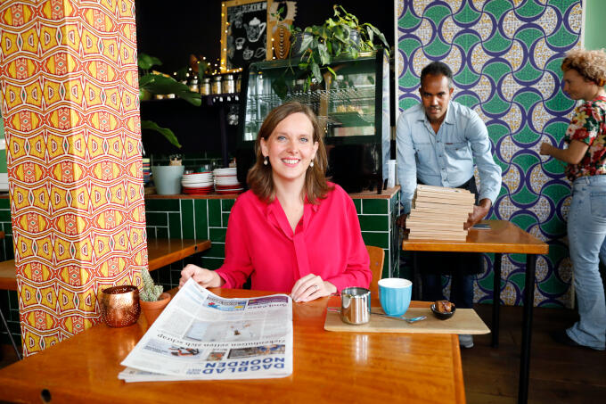 Biologisch restaurant De Groene Stoel in Groningen biedt vluchtelingen een plek om ervaring op te doen. ‘Zo krijgen zij de kans hun leven weer op te pakken. Geweldig om te zien dat ondernemers met een missie hieraan bijdragen’