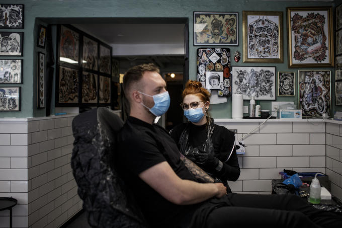Tattooshops, kappers: Denemarken besloot half april dat onder meer die zaken weer open mochten