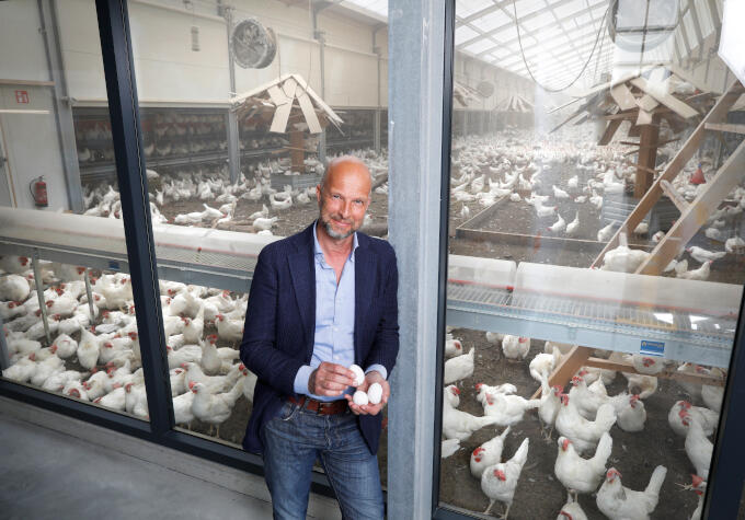 Tjeerd de Groot bij Kipster in Limburg: ‘Een mooi voorbeeld van kringlooplandbouw. Het voedsel voor de kippen bestaat uit restjes van bijvoorbeeld bakkerijen. De haantjes worden na de geboorte in leven gelaten’ 