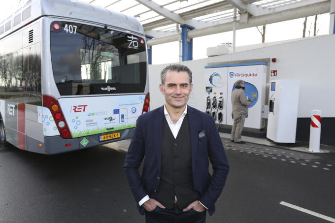 Bij een van de waterstofbussen die de Rotterdamse RET heeft aangeschaft. ‘De energietransitie dwingt iedereen zichzelf opnieuw uit te vinden. Het is een gezamenlijke zoektocht.’