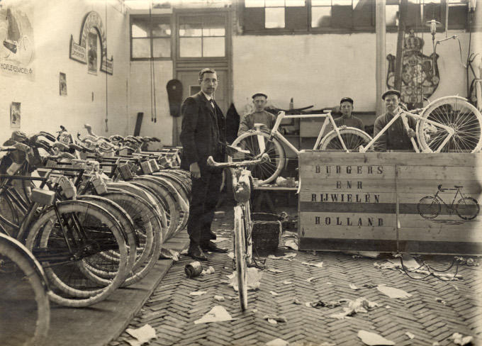 In het verzendlokaal van Burgers Rijwielen worden de fietsen verpakt. Aan de muur hangt het bord hofleverancier