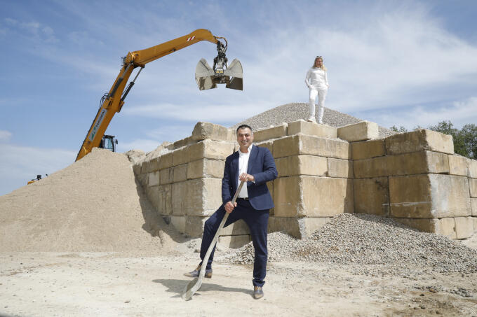 Bij beton-, zand- en grindbedrijf Hagen in Weesp, met commercieel directeur Ria Hagen. ‘Een familiebedrijf van meer dan 100 jaar oud dat wordt bedreigd door woningbouwplannen en te weinig tijd krijgt voor verduurzaming’