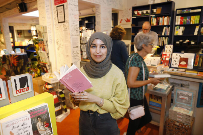Met haar favoriete boek in haar favoriete boekhandel in Amsterdam. ‘De Nieuwe Boekhandel heeft ook mede gezorgd dat er een bibliotheek en natuurwinkel in Bos en Lommer kwam’