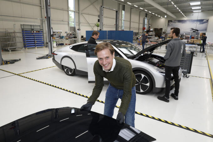 Op werkbezoek bij Lightyear in Helmond, dat auto’s maakt die door zonnepanelen worden aangedreven. ‘Super-innovatief en goed voor de verduurzaming van de economie.’