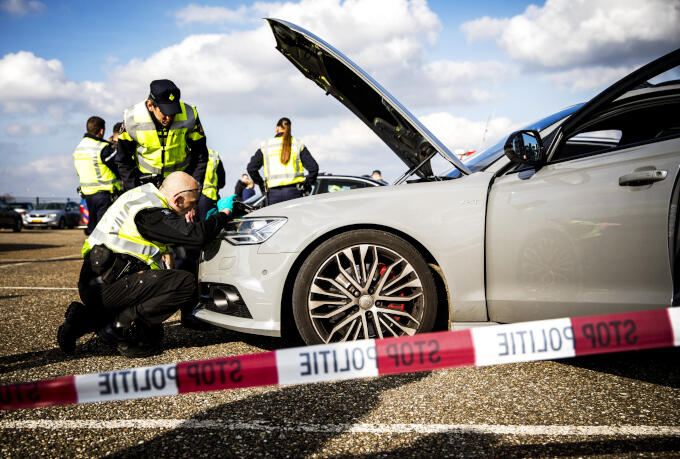 Een auto wordt onderzocht tijdens een controle op ondermijnende criminaliteit door de politie in samenwerking met het OM en de douane