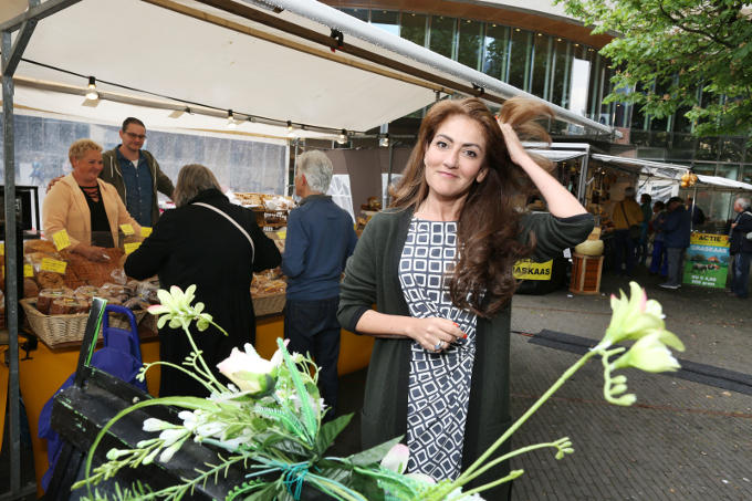 Op de Boerenmarkt naast het Binnenhof: 'De landbouw is een sterk voorbeeld van de energie en kracht van Nederland. Wij zijn als klein land de tweede voedselexporteur ter wereld. Hoe bijzonder is dat?'