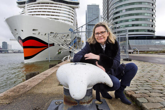 Claudia de Andrade in de haven van Rotterdam
