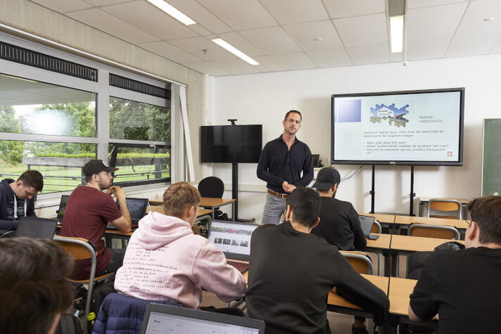 Maikel Schroën (Consul Infra Group) biedt studenten techniek hulp
