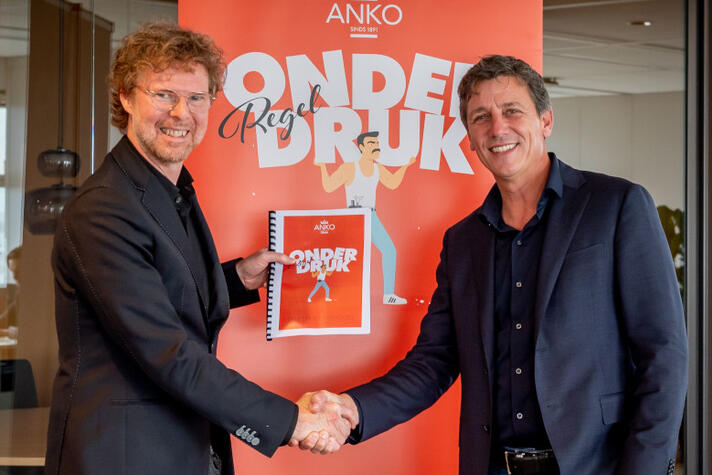 Maurice Crusio van ANKO (links) overhandigt rapport aan MKB-voorzitter Jacco Vonhof